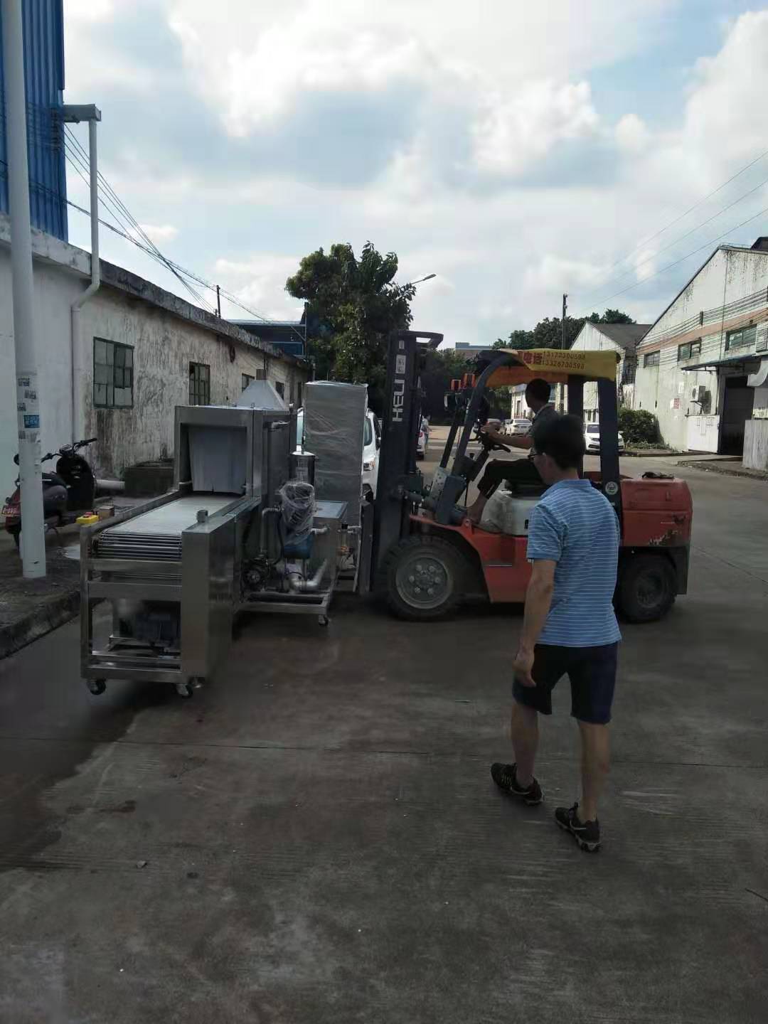三達(dá)超聲波噴淋清洗機(jī)發(fā)貨北滘裝車(chē)中