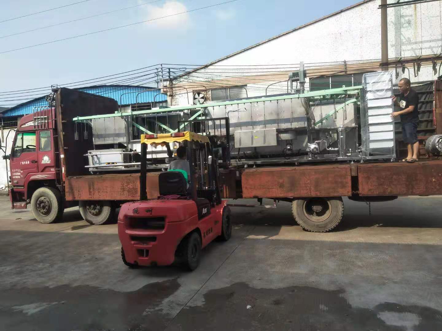 三達(dá)懸掛鏈清洗機(jī)出貨裝車(chē)