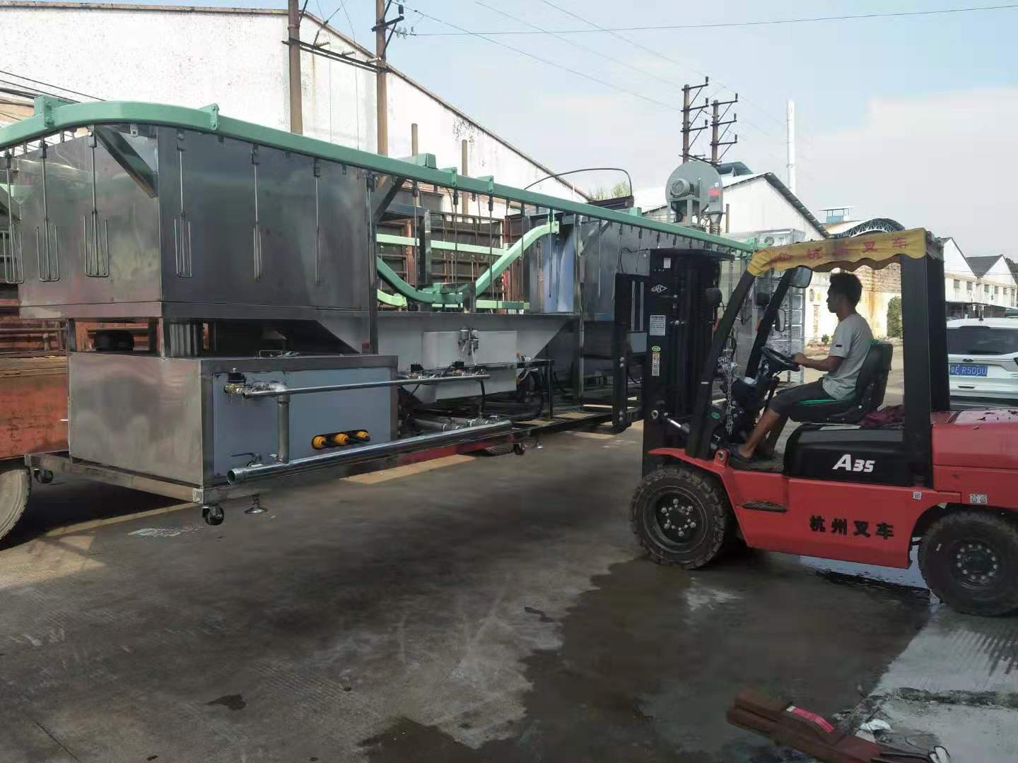 三達(dá)懸掛鏈清洗機(jī)出貨裝車(chē)中